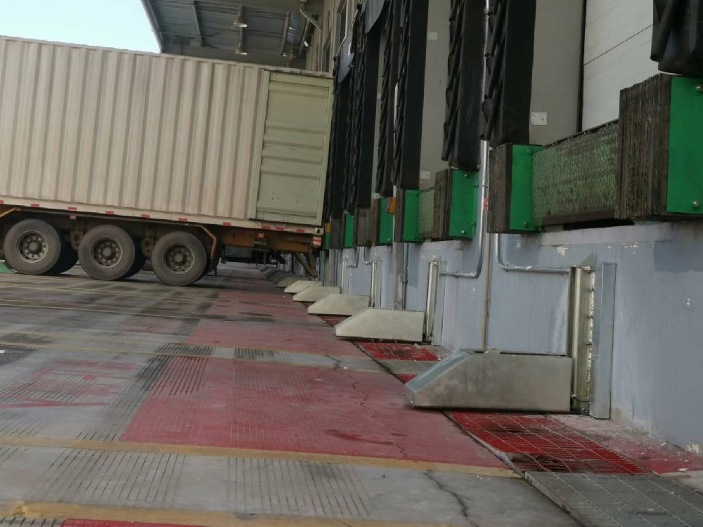 装卸货月牙平台用的货车限动器有几种类型